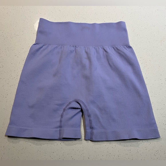High-Waist Seamless Ribbed Shorts in Lilac Purple - Picture 3 of 5